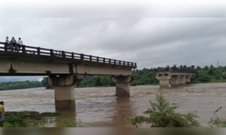 Bokaro:  तेज बारिश में गोमिया के पास नदी का पुल बहा, किसान लापता