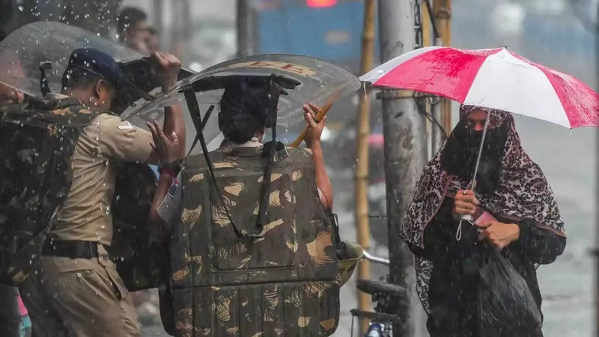 Kolkata में भारी बारिश से कई इलाकों में जलभराव