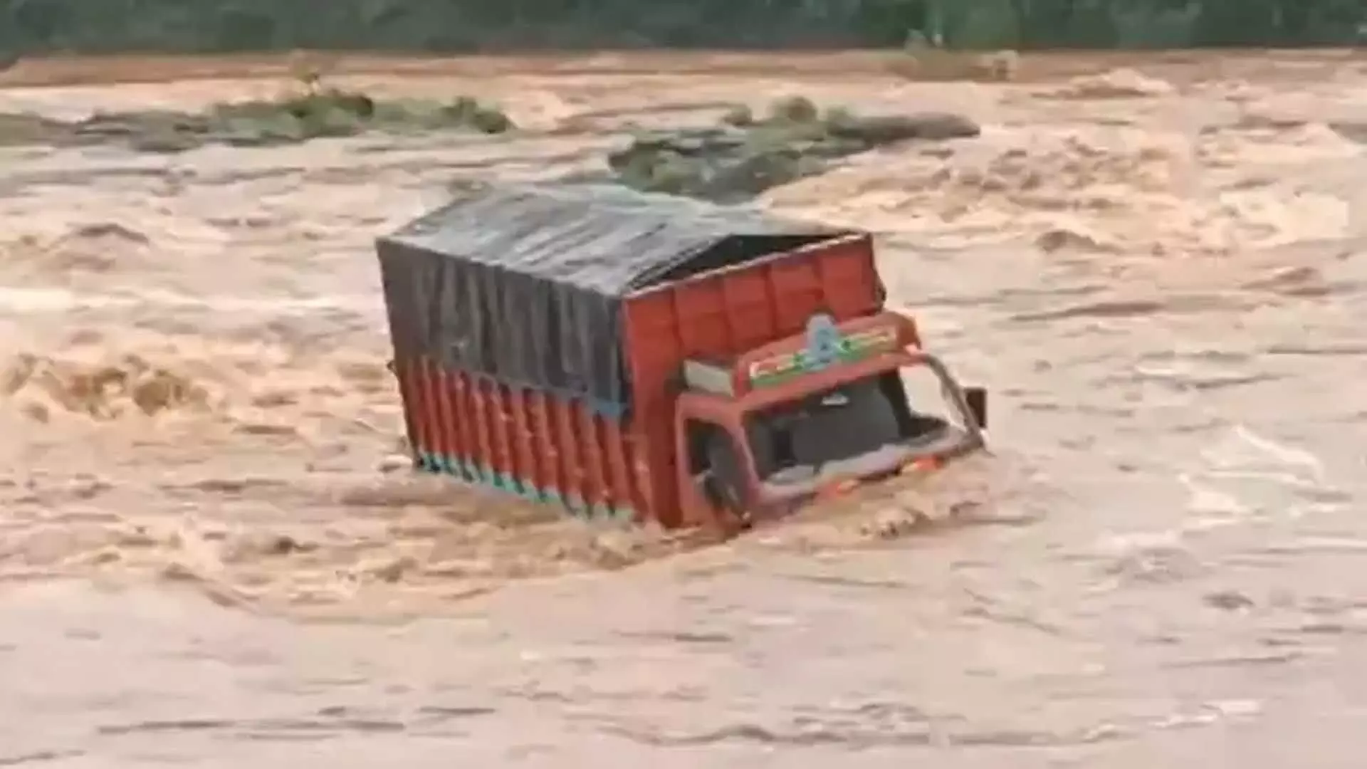 Gujarat: अंबिका नदी में उफान, ट्रक बाढ़ के पानी में डूबा, Video...