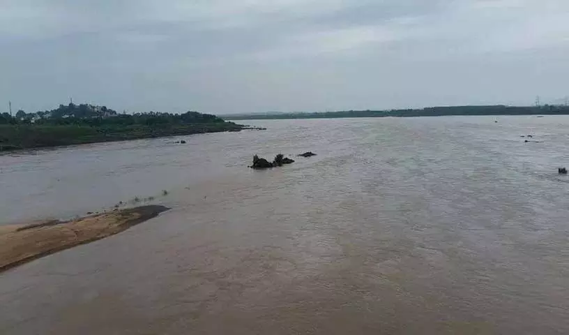 Srisailam में कृष्णा नदी में नलगोंडा का एक व्यक्ति बह गया