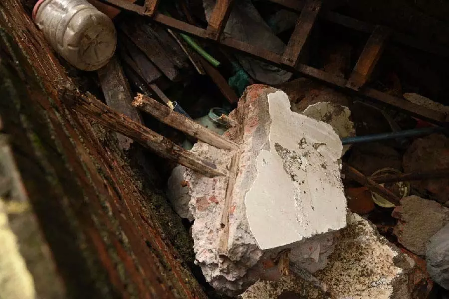 Baguiati में तीन मंजिला मकान का बड़ा हिस्सा गिरने से किशोर की मौत