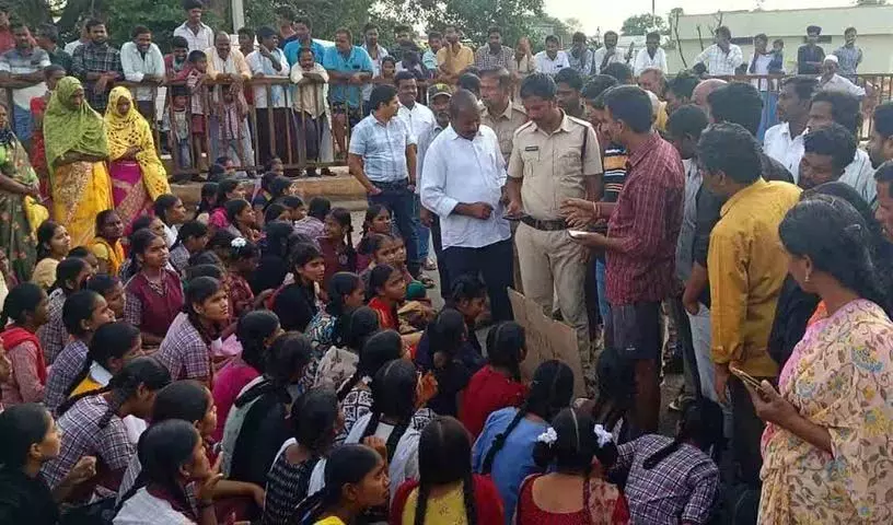 Kodangal: छात्रों ने छात्रावास के भोजन की खराब गुणवत्ता को लेकर विरोध प्रदर्शन किया