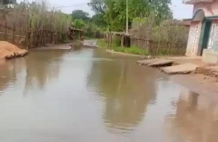 Palamu: घर में घुसा बारिश का पानी, ग्रामीणों ने सड़क जाम की