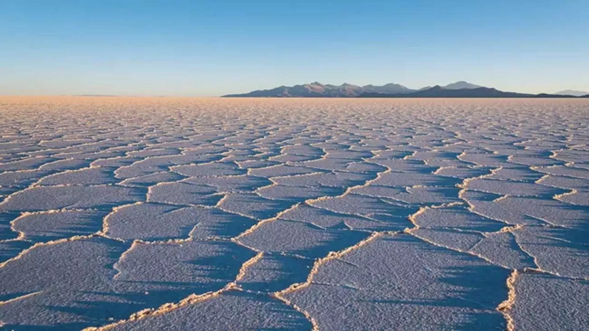 Salar de Uyuni: ज्वालामुखियों से घिरा दुनिया का सबसे बड़ा नमक रेगिस्तान और लिथियम भंडार