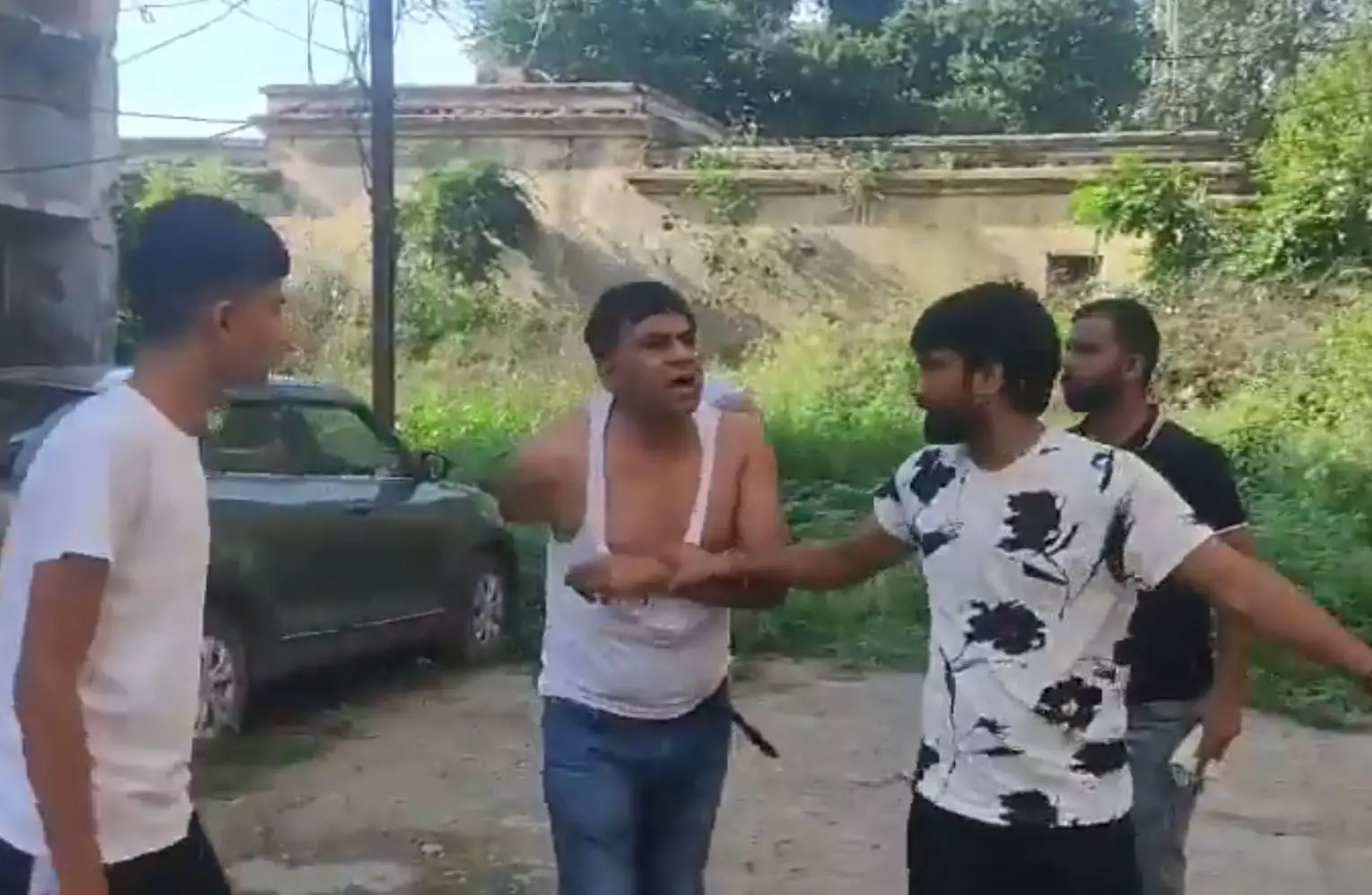 महिला इंस्पेक्टर और प्रेमी की जमकर पिटाई, VIDEO वायरल