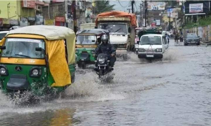 Latehar: बारिश में सड़क बही, यातायात प्रभावित