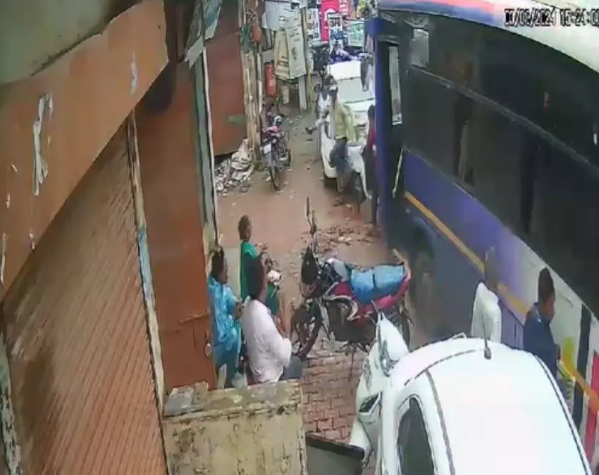 CG BREAKING: बेकाबू बस ने कई गाड़ियों को रौंदा, देखें CCTV फुटेज