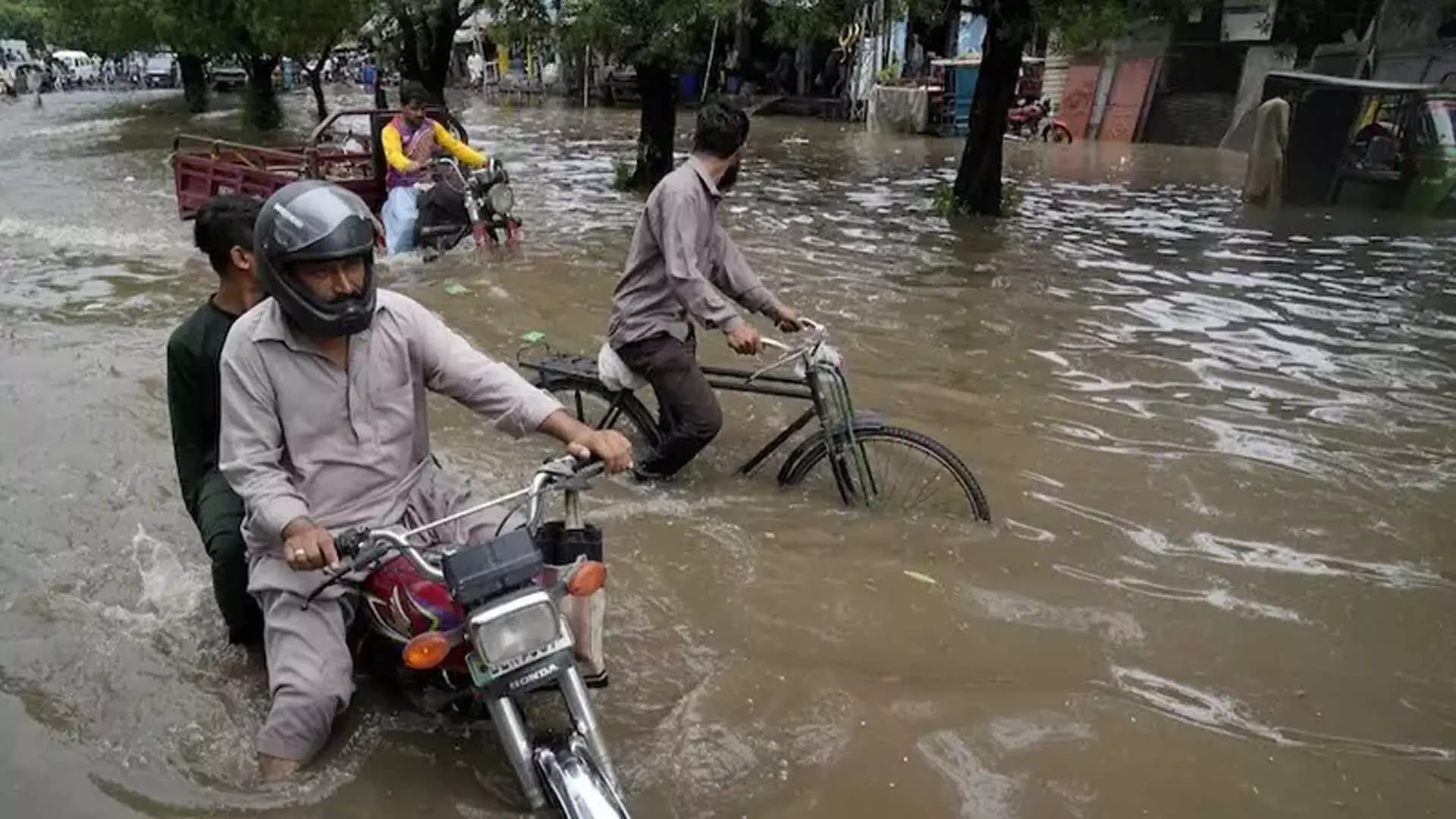 Lahore में बारिश ने 44 साल का रिकॉर्ड तोड़ा, शहर में बाढ़ आई