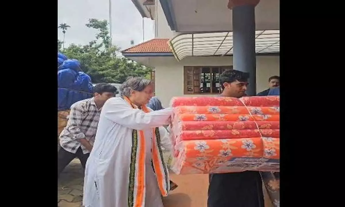 Kalpetta: शशि थरूर ने वायनाड में राहत सामग्री उतारने में की मदद