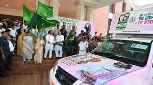 Ramgarh: डीडीसी ने मंईयां सम्मान जागरुकता वाहन को दिखाई हरी झंडी
