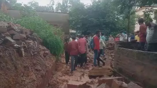 Accident: भारी बारिश के चलते स्कूली बच्चो पर गिरे दीवार, चार बच्चों की दबकर मौत