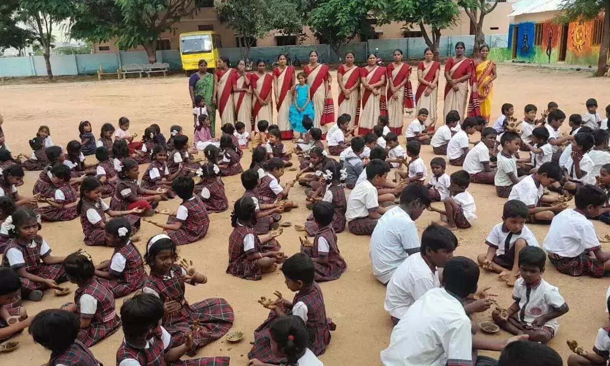 NagarKurnool: आषाढ़ मास का समापन में बच्चों ने मेहंदी समारोह में लिया भाग