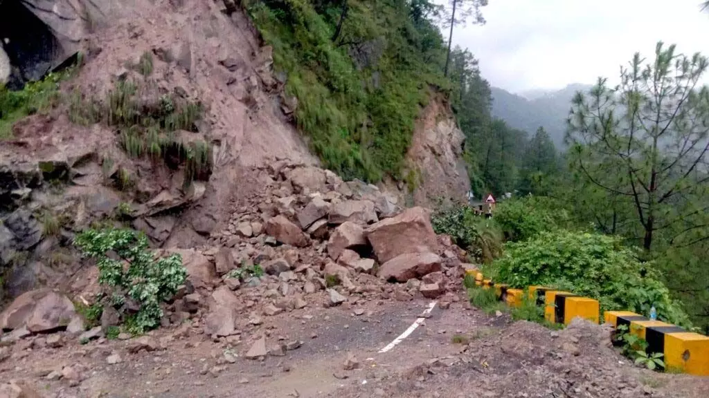 Uttarakhand में मूसलाधार बारिश के कारण पहाड़ी से गिर रहा भारी मलबा