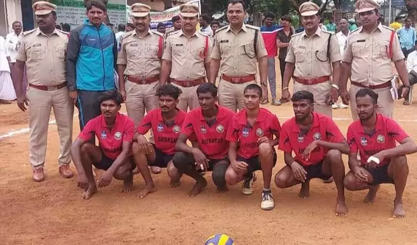 SP Gaikwad ने जिला पुलिस के तत्वावधान में मैत्रीपूर्ण वॉलीबॉल टूर्नामेंट का उद्घाटन किया