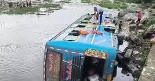 Rajasthan: सिरोही में अनियंत्रित होकर निजी बस नदी में गिरी
