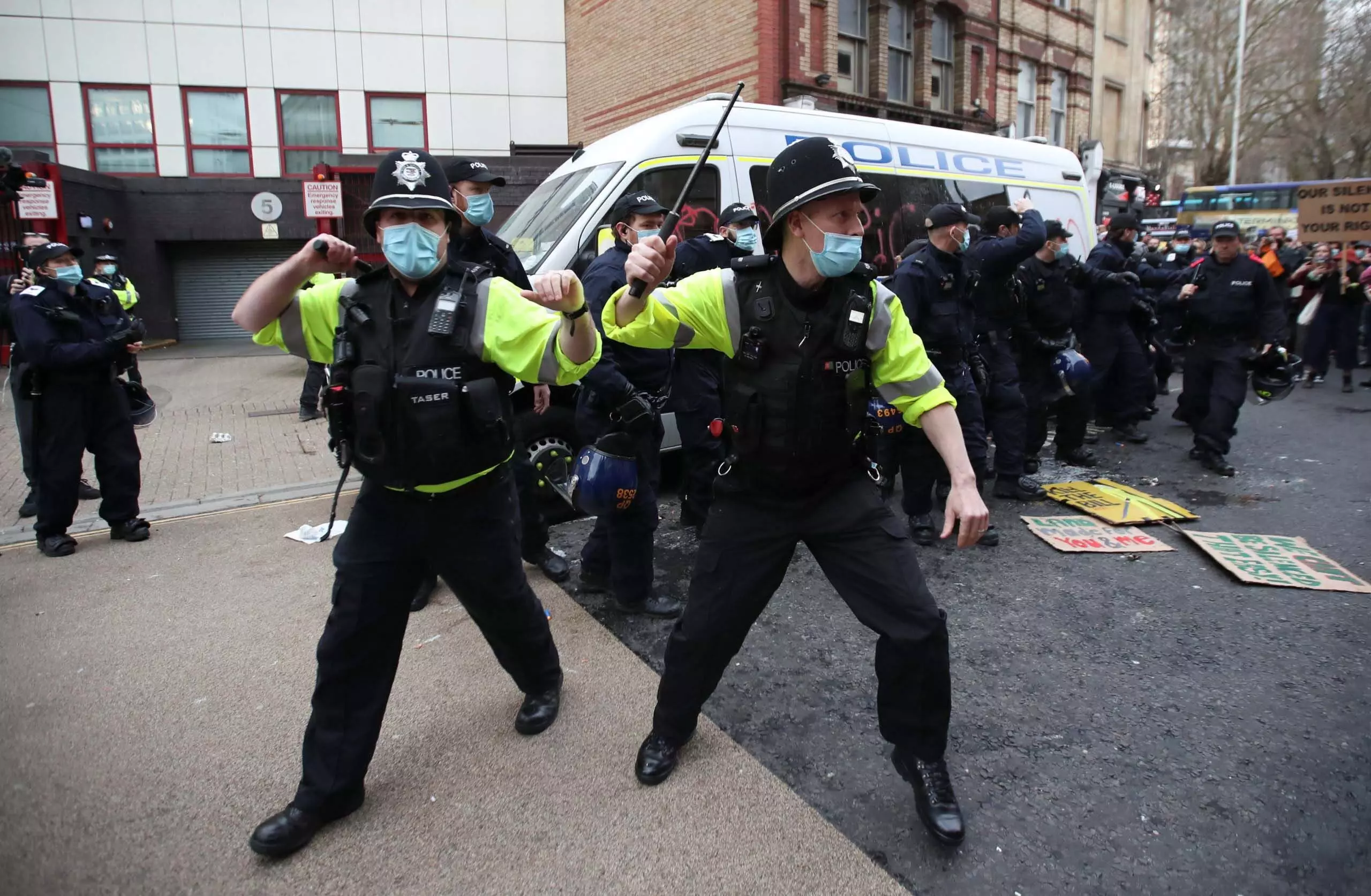 British cities में पुलिस को गंभीर अव्यवस्था का सामना करना पड़ रहा