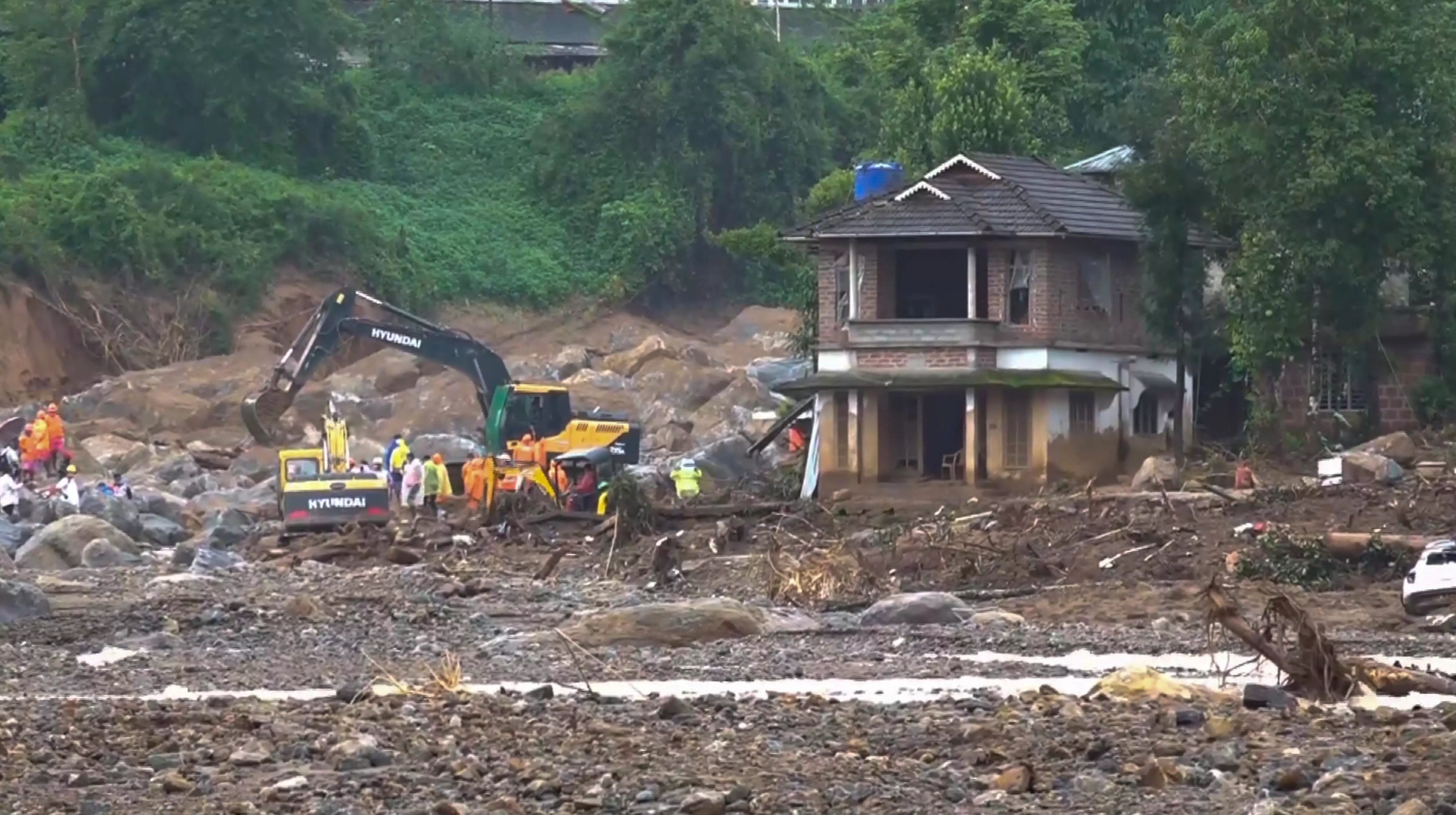 Wayanad landslide: परित्यक्त घरों को लूट रहे हैं:बचे हुए लोगो ला बयान