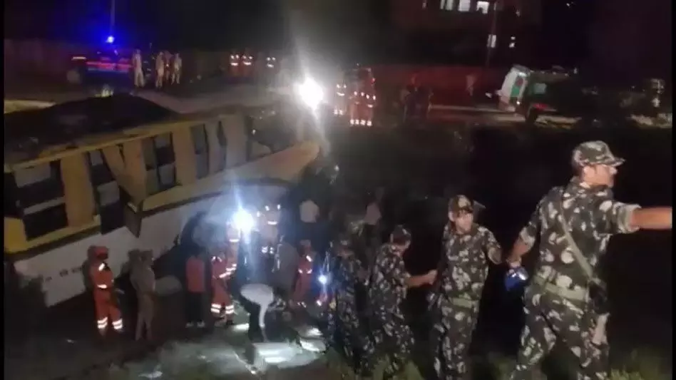 बस और कार की टक्कर से 6 लोगों की मौत, 45 घायल | 6 people died, 45 injured  in bus and car collision | बस और कार की टक्कर से 6 लोगों की मौत, 45 घायल