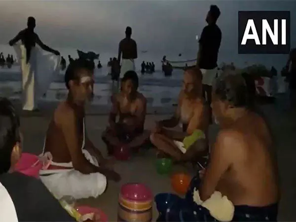Tamil Nadu: आदि अमावसई पर भक्तों ने थूथुकुडी बंदरगाह तट पर पवित्र स्नान किया