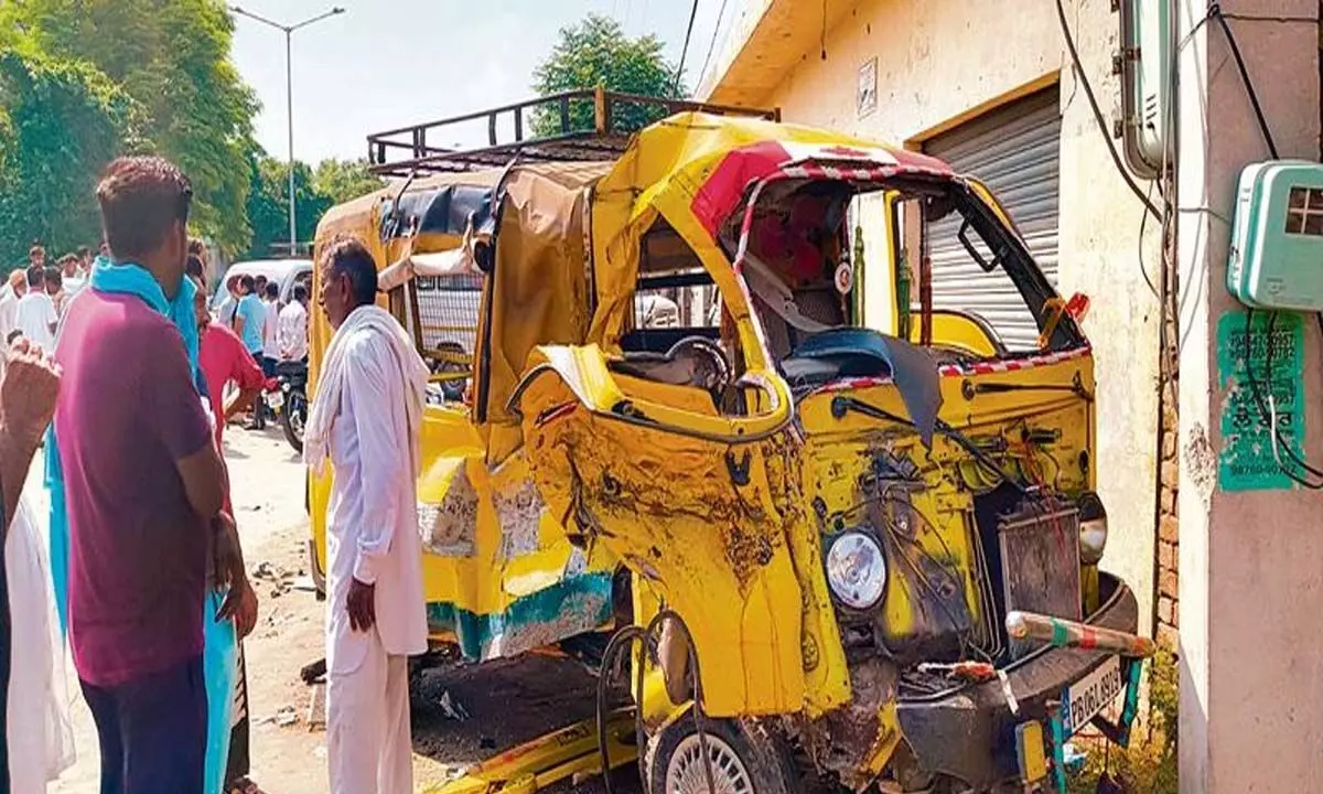 फिरोजपुर सड़क दुर्घटना में स्कूल वैन चालक की मौत, कंडक्टर घायल