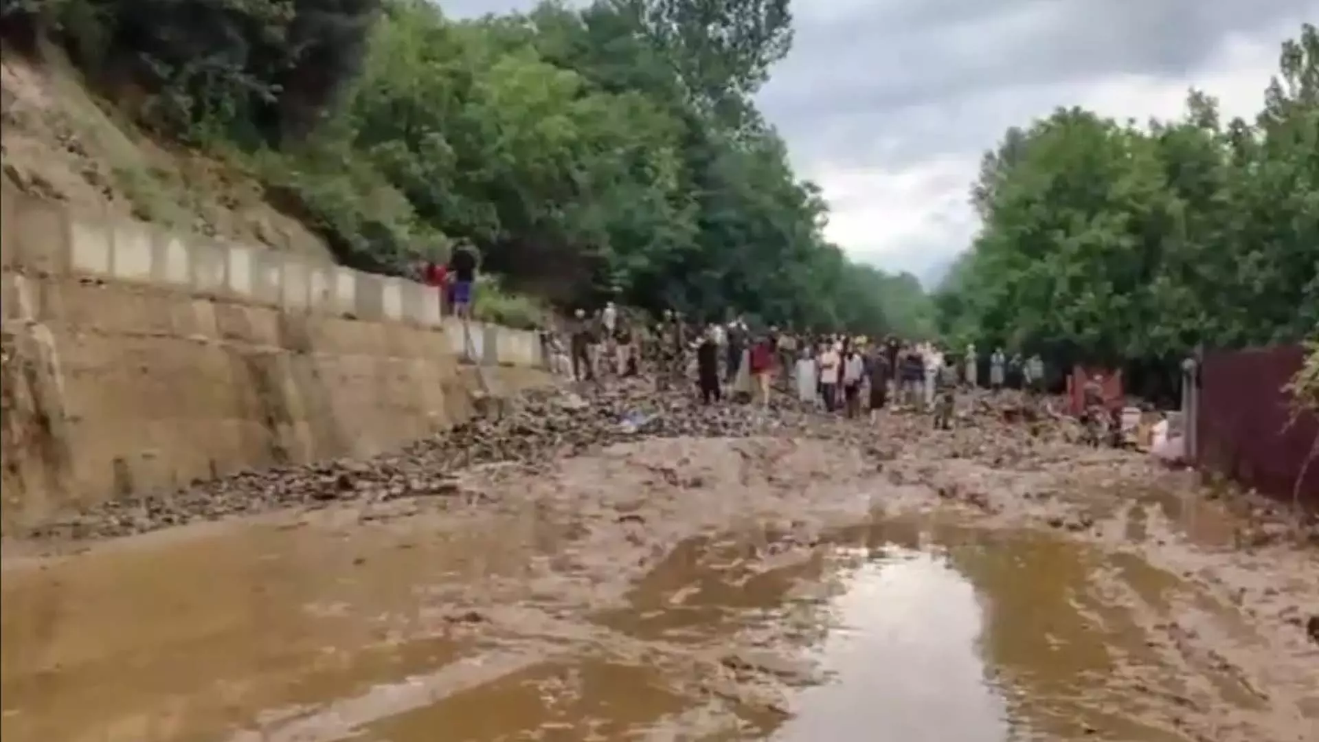 Ganderbal बादल फटने से भूस्खलन के कारण श्रीनगर-लेह राजमार्ग बंद