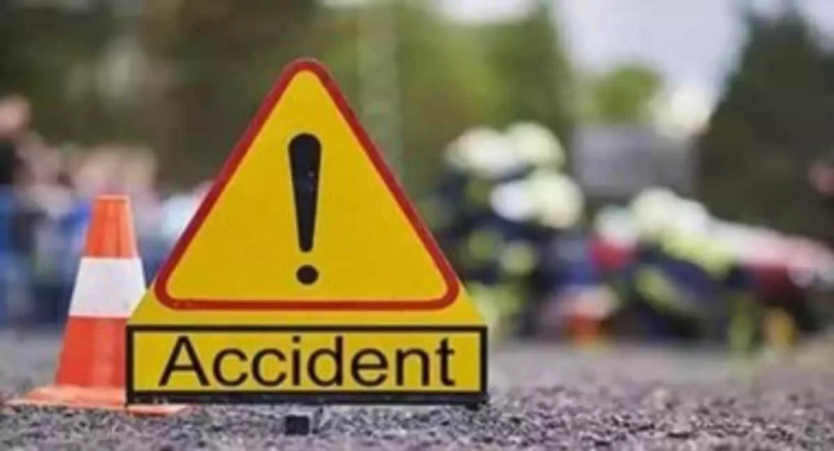 Accident: बस कार से टकराकर खाई में पलटी, 6 लोगों की मौत 25 घायल