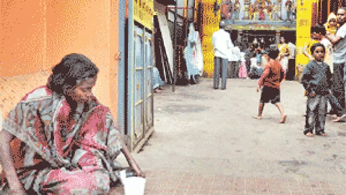 Tamil Nadu : मंदिर विक्रेताओं को भिक्षा मांगने वालों से भोजन खरीदकर भक्तों को बेचते हुए पकड़ा गया