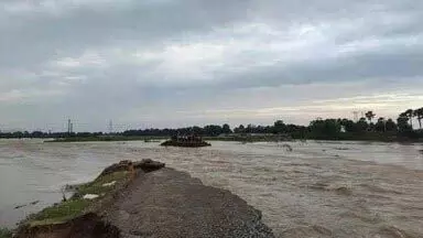 Nalanda के लोकाइन नदी में अचानक बाढ़ से राढ़ी चिल्का के तटबंध टूट गया
