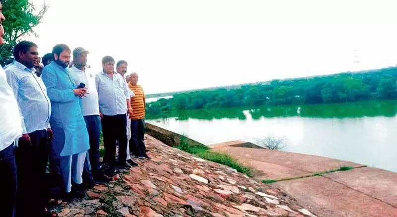 Haryana : विधायक ने मसानी बैराज का दौरा किया, ग्रामीणों ने अनुपचारित जल से प्रदूषण की ओर ध्यान दिलाया