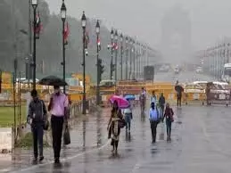 Delhi Weather: दिल्ली पर मौसम मेहरबान, आज हल्की बारिश के आसार