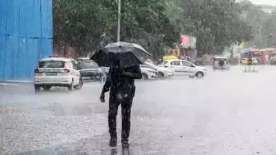 Delhi: दिन में हल्की बारिश की संभावना, दर्ज की गई 27.4 डिग्री सेल्सियस