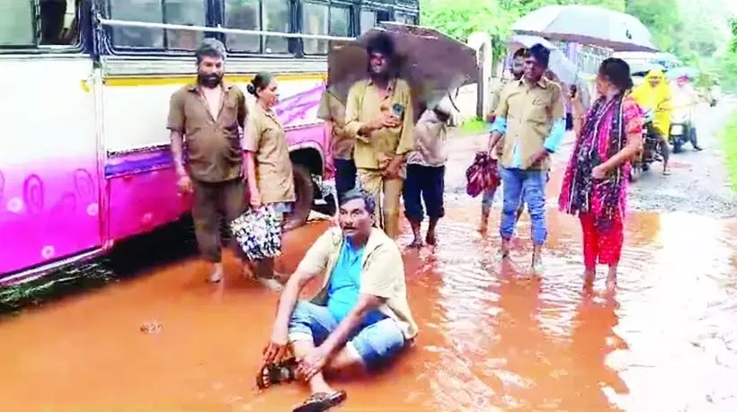 GOA: बस चालक गड्ढों से भरी असगाओ-मापुसा सड़क पर बैठा