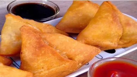 samosa: बारिश के मौसम में try करे गरमा गरम समोसा