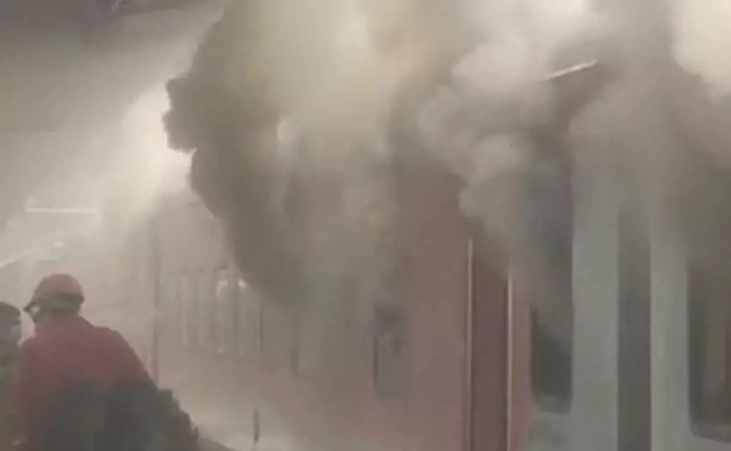 आग की चपेट में कोरबा एक्सप्रेस, रेलवे स्टेशन पर हड़कंप