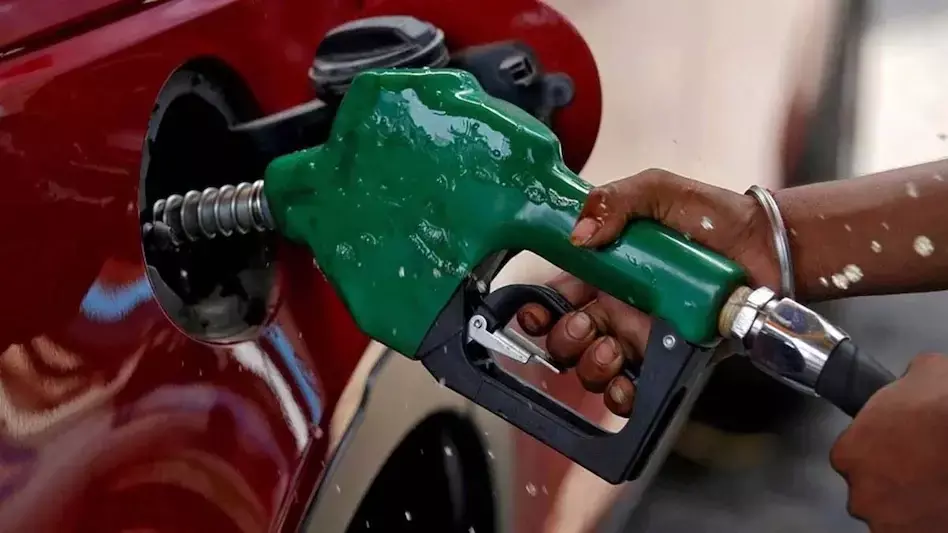 Petrol-Diesel Price: कच्चे तेल के दामों में भारी गिरावट, जानें पेट्रोल डीजल की कीमत