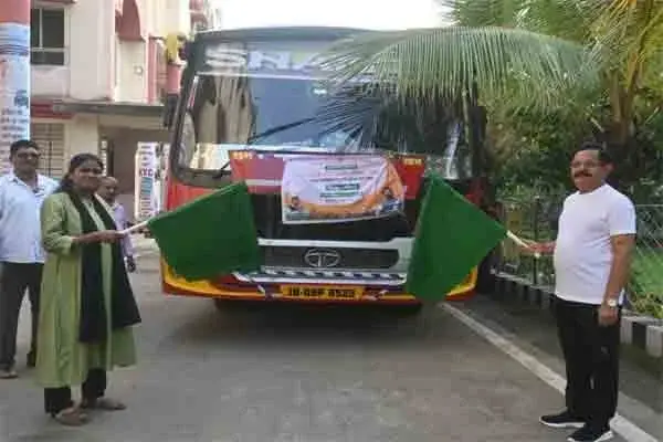 Bokaro: मुख्यमंत्री तीर्थ दर्शन योजना DDC और AC ने बस को हरी झंडी दिखाकर किया रवाना