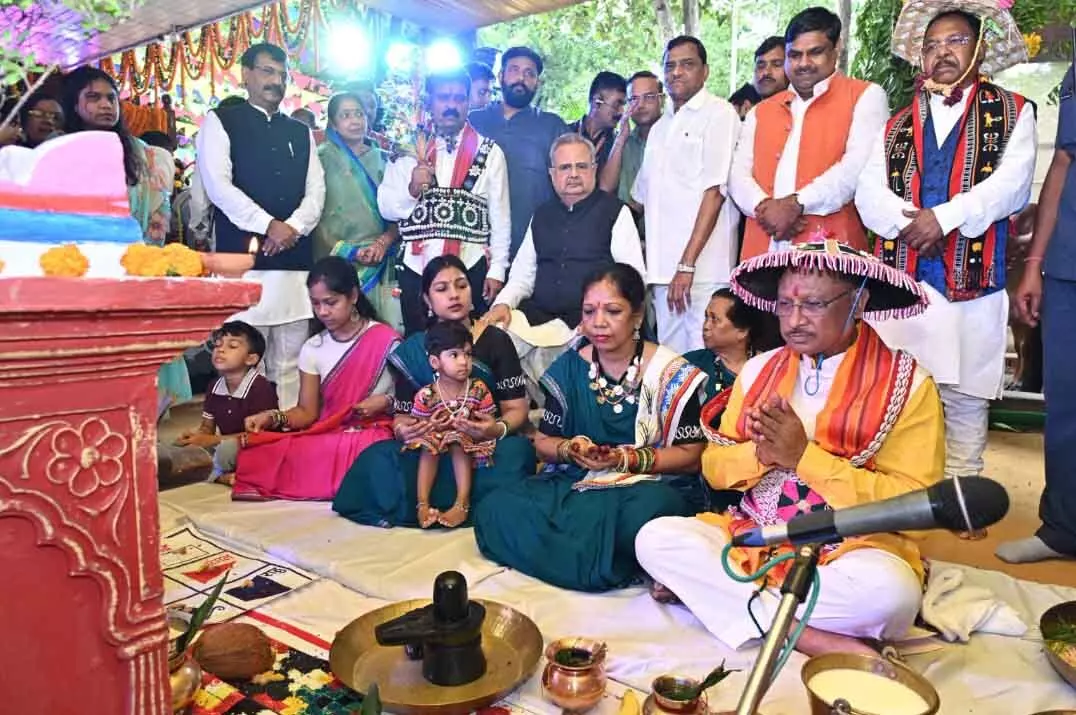 मुख्यमंत्री साय ने सपरिवार हरेली तिहार में की पूजा-अर्चना, गृहमंत्री और रमन सिंह भी शामिल हुए