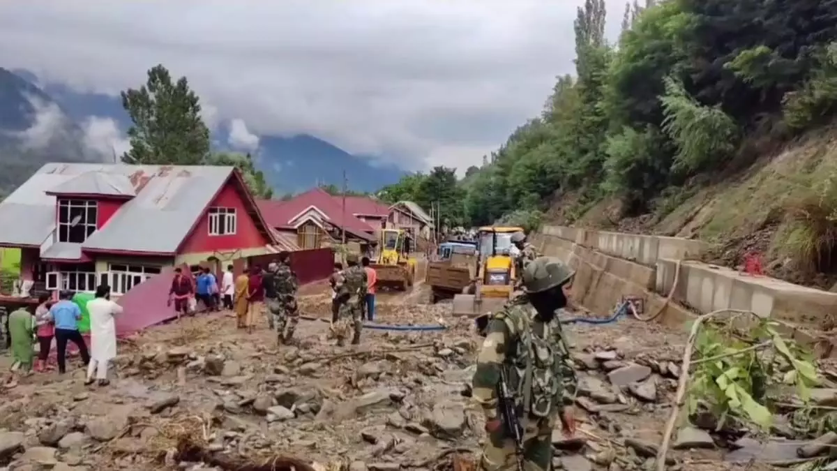 Jammu and Kashmir में बादल फटा, श्रीनगर-लेह राजमार्ग बंद