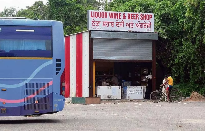 Mohali सीमा पर शराब की दुकान का विरोध किया