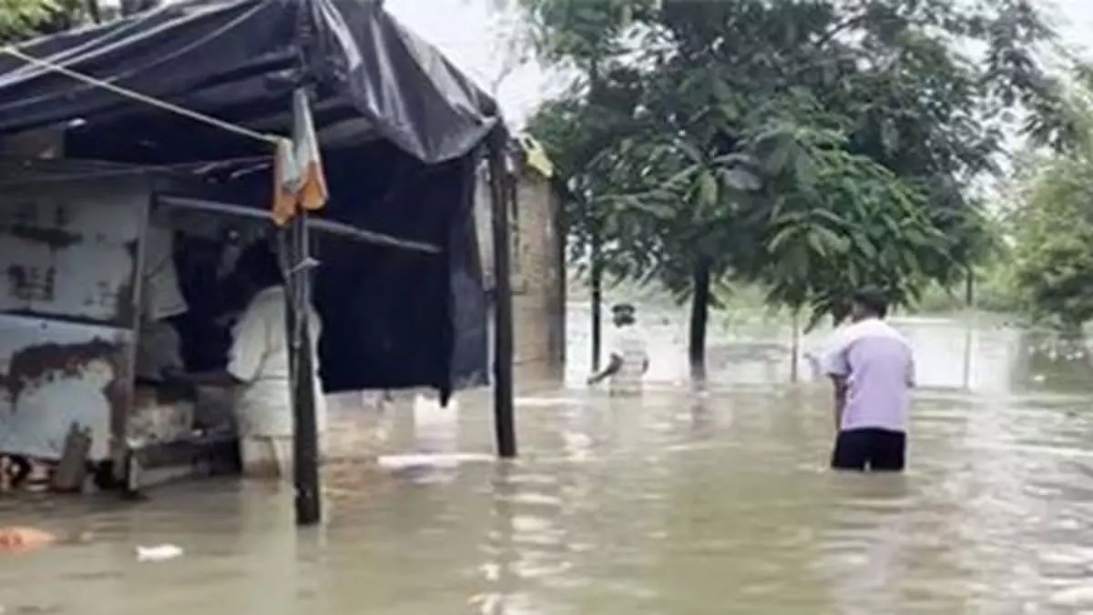 Gujarat के कई इलाकों में बाढ़ जैसी स्थिति