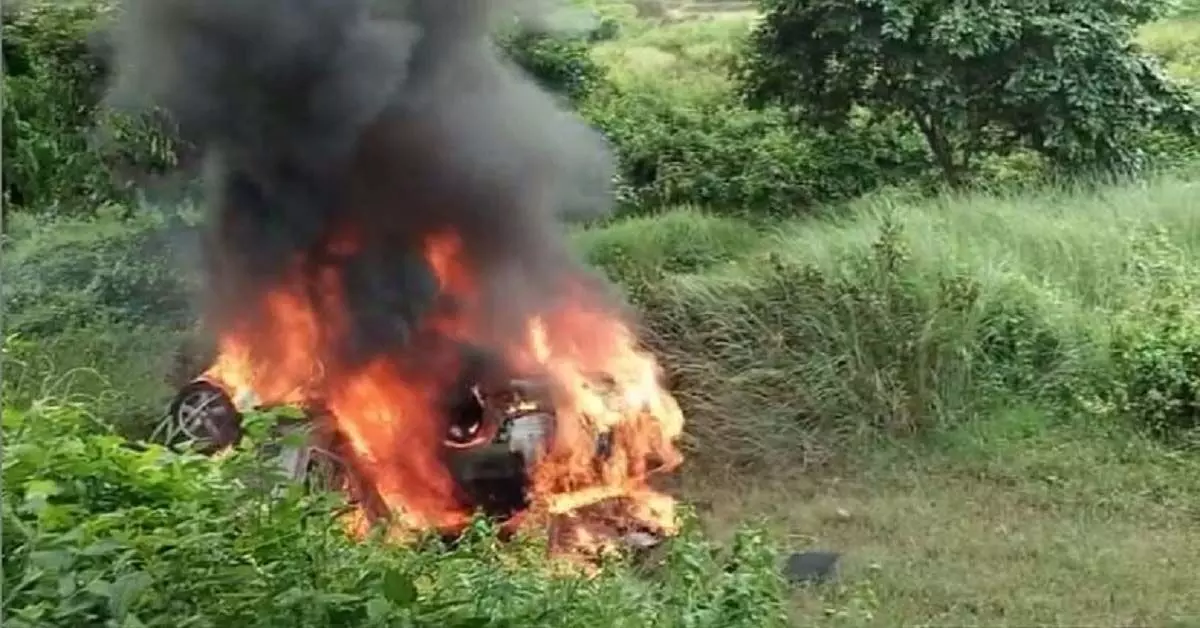 Odisha : बैल को बचाने के प्रयास में ओला स्कूटर से टकराने के बाद कार में लगी आग, परिवार चमत्कारिक रूप से बाल-बाल बचा