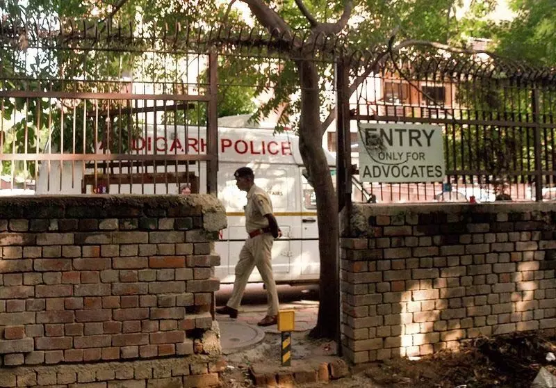 Chandigarh में जिला न्यायालय परिसर में कई प्रवेश बिंदुओं पर सुरक्षा जोखिम