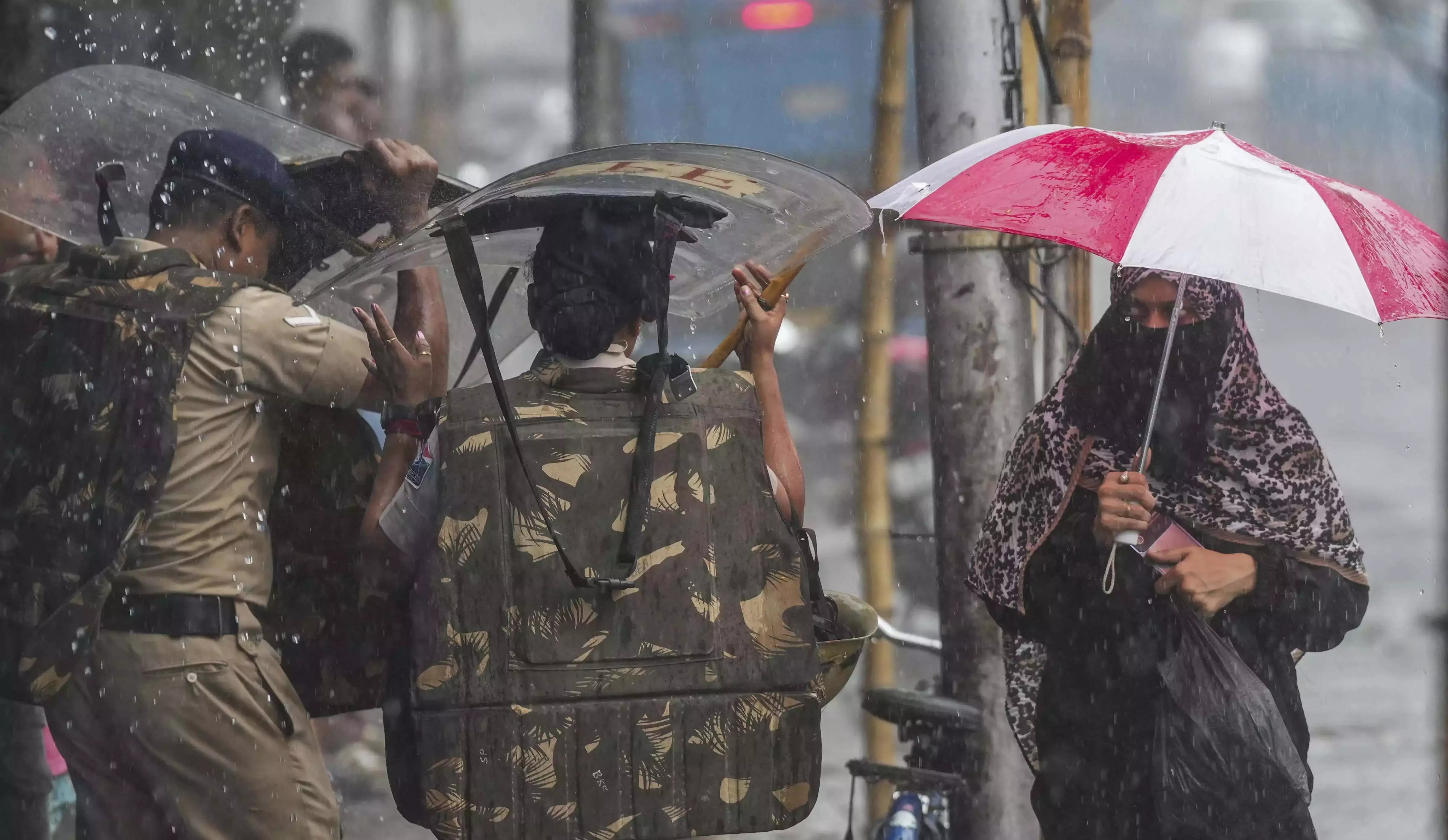 Kolkata और पश्चिम बंगाल के अन्य हिस्सों में लगातार बारिश जारी