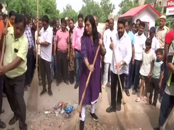 BJP नेताओं ने दिल्ली में झुग्गी स्वच्छता अभियान चलाया