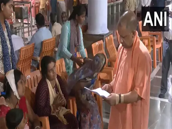 Yogi Adityanath ने गोरखपुर में जनता दर्शन किया