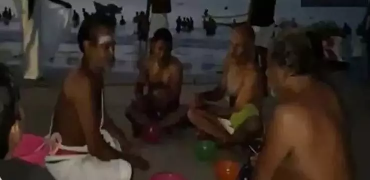 THOOTHUKUDI: भक्तों ने बंदरगाह समुद्र तट पर पवित्र स्नान किया