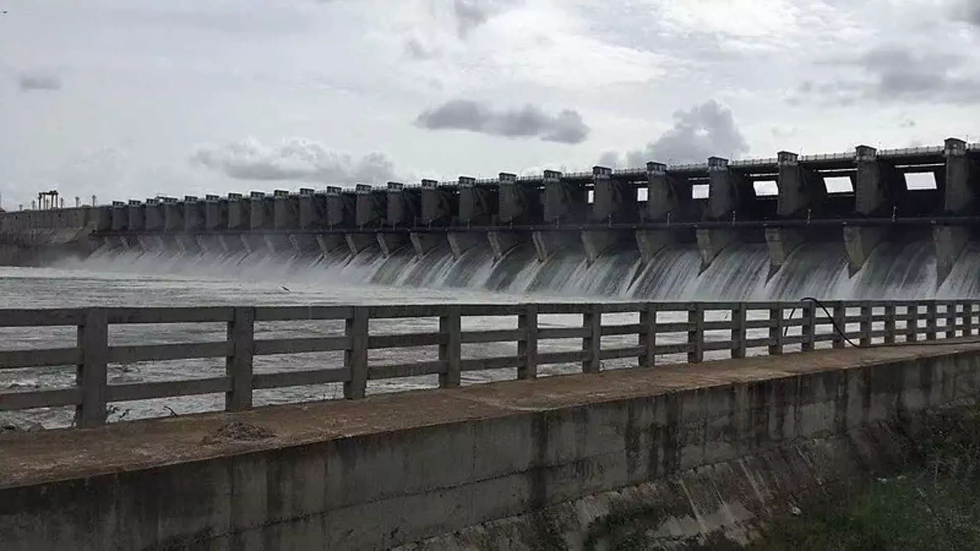 Pune: बांध से पानी छोड़े जाने के बाद मदद के लिए सेना बुलाई गई
