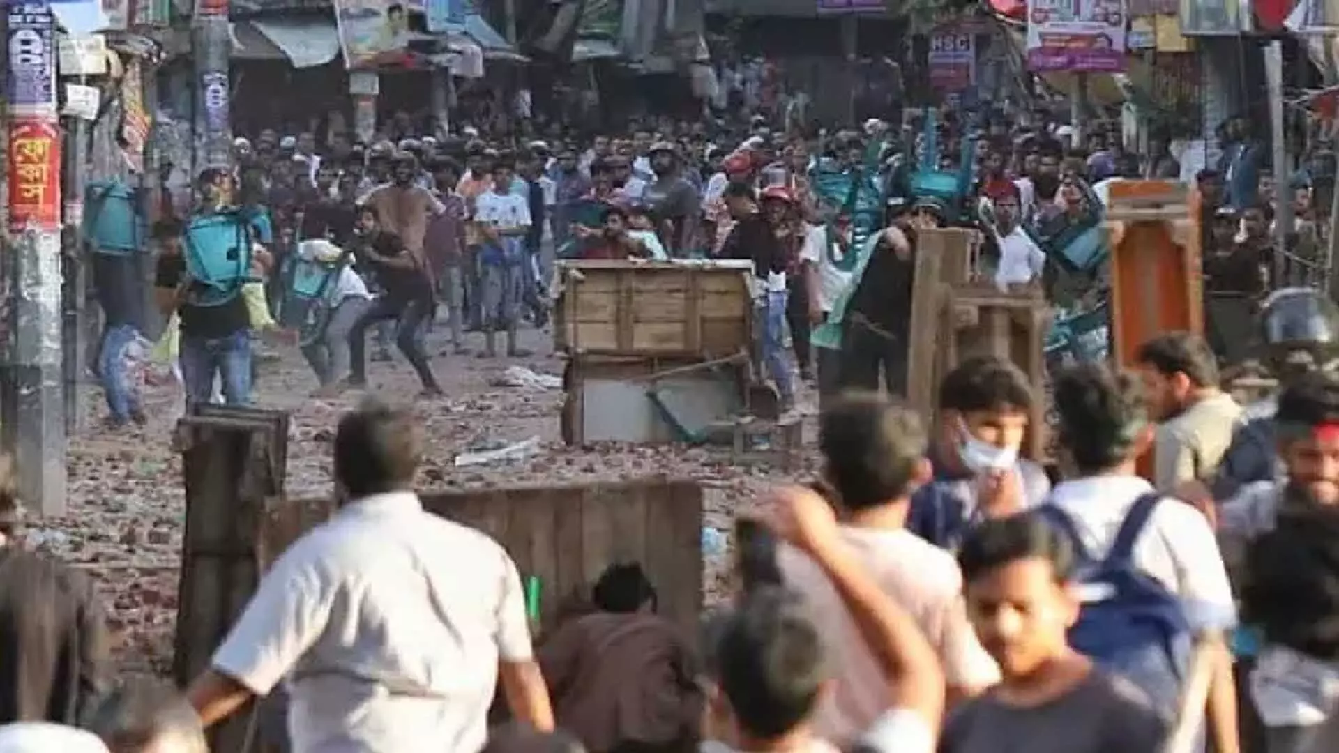 Bangladesh: प्रदर्शनकारियों और सत्तारूढ़ पार्टी समर्थकों के बीच झड़प में 2 की मौत, 30 घायल