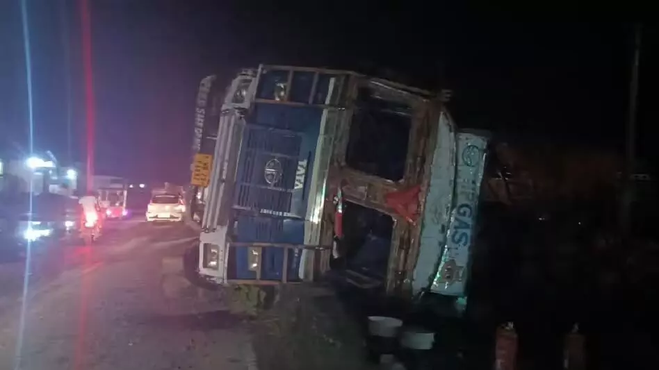 Assam: जोगीघोपा में एनएच-17 पर गैस सिलेंडर से भरा ट्रक दुर्घटनाग्रस्त