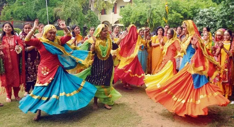 Amritsar: शहजादा नंद कॉलेज में छात्र-छात्राओं ने तीज मनाई